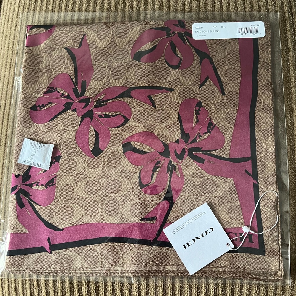 Coach Signature Bow Print Silk Bandana nwt in packaging - Picture 2 of 3